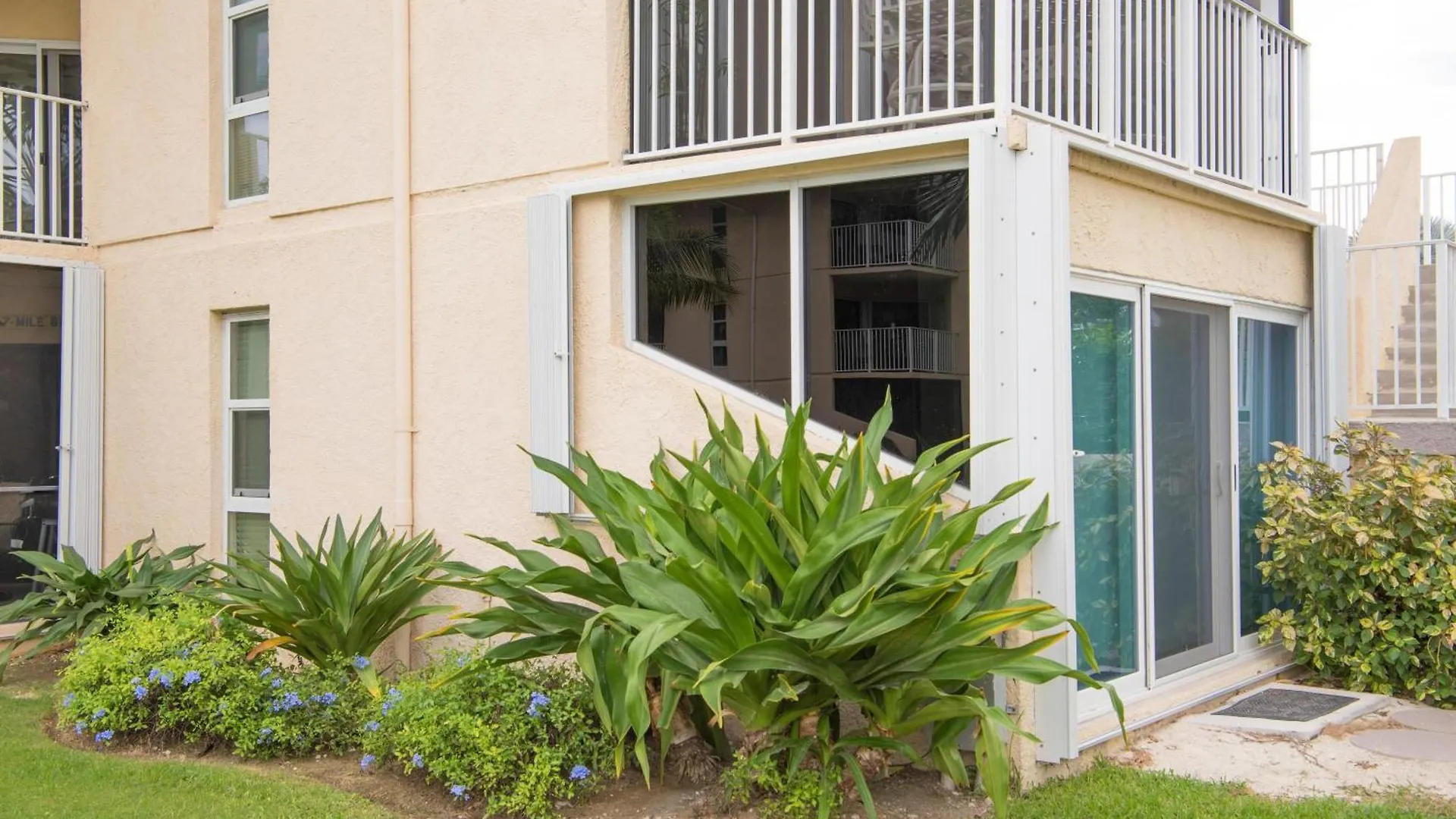 Cayman Reef Resort #6 George Town Holiday home